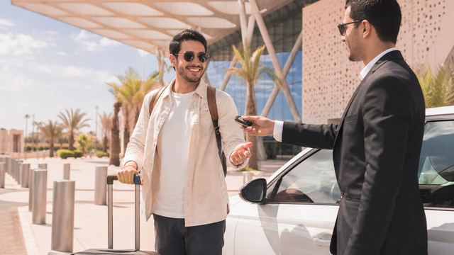Remise des clés d'une voiture de location à l'aéroport