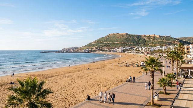 Plage d’Agadir ensoleillée en janvier avec la promenade et la Kasbah en arrière-plan