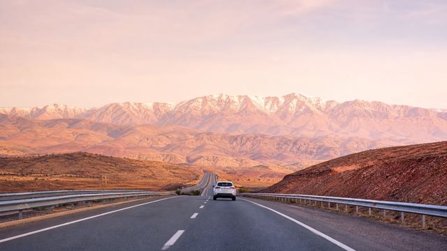Route entre Agadir et Marrakech face à l'Atlas